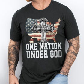 4th of July Gift, Cross USA Flag Tee, One Nation Under God T-Shirt VTM93HVN